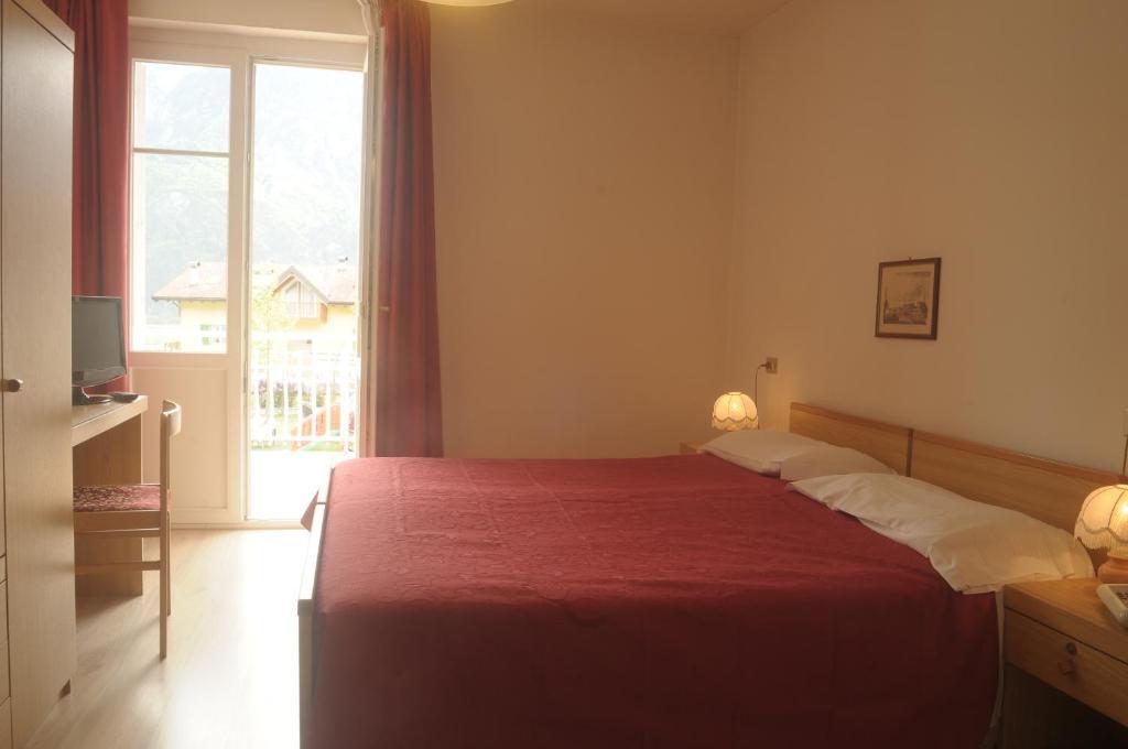 Hotel Bellaria Levico Terme Oda fotoğraf