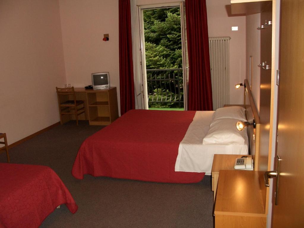 Hotel Bellaria Levico Terme Oda fotoğraf